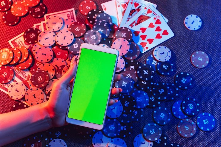 Ilustrasi pengguna memastikan keamanan akun melalui pengaturan pribadi di perangkat mobile dan desktop