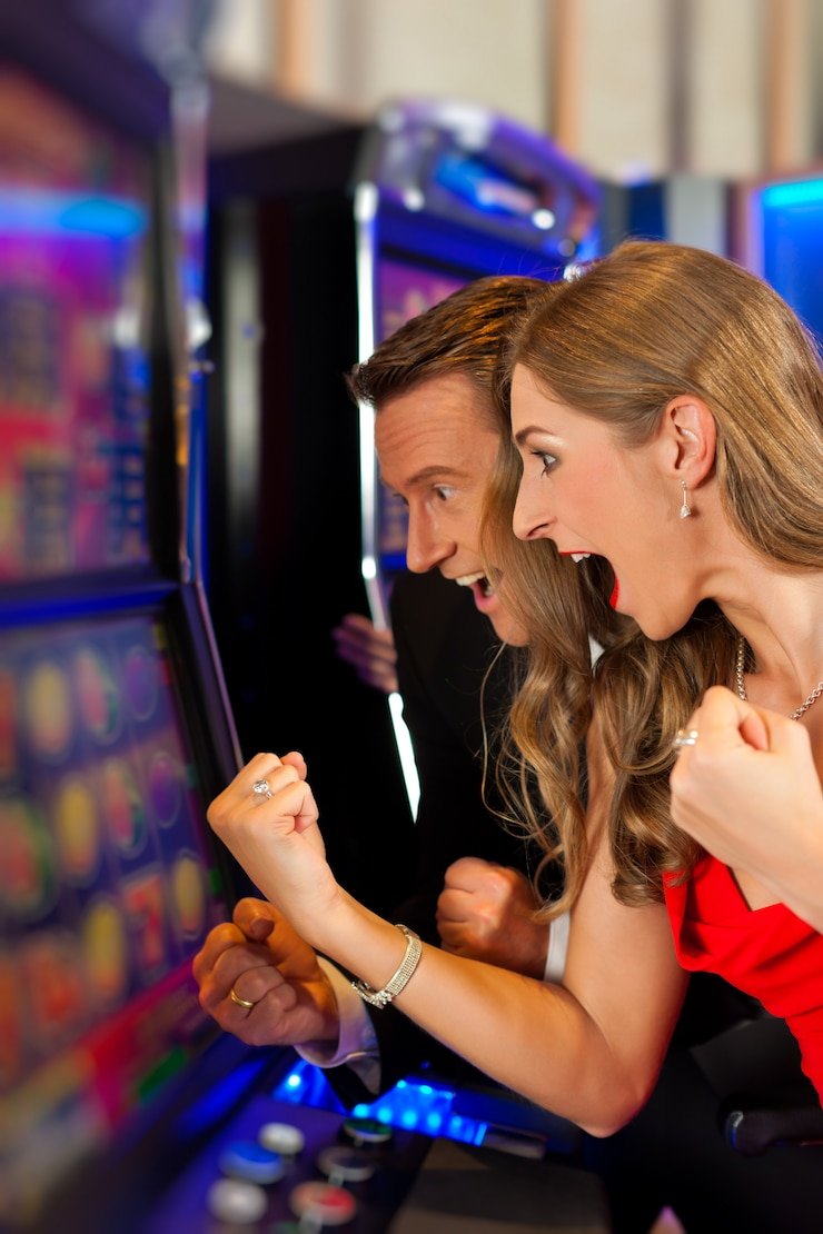 Tim pengembang dan layanan pelanggan qr777 di kantor modern